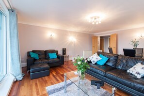 Apartamento exclusivo, 2 habitaciones, vistas al río | Zona de estar | Una televisión de pantalla plana