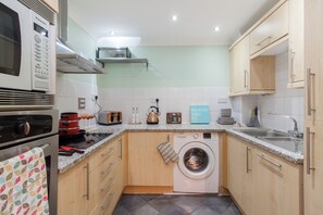 Apartamento exclusivo, 2 quartos, vista para o rio | Cozinha privada | Geladeira, micro-ondas, fogão, cooktop