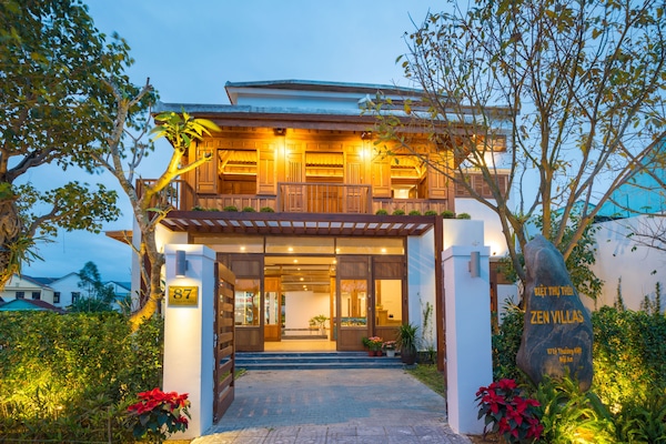 Fachada da propriedade à noite