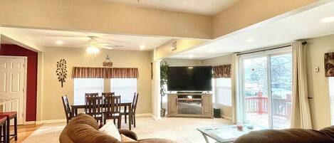 Smart TV, chimenea y libros