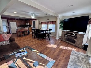 TV connectée, cheminée, livres