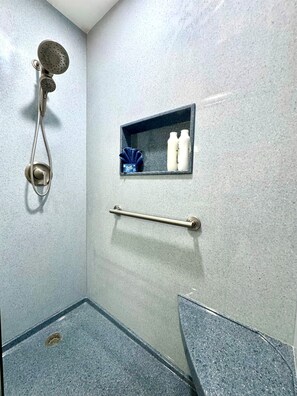Ensemble baignoire-douche, séchoir à cheveux, serviettes fournies
