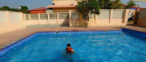 Outdoor pool, lifeguards on site