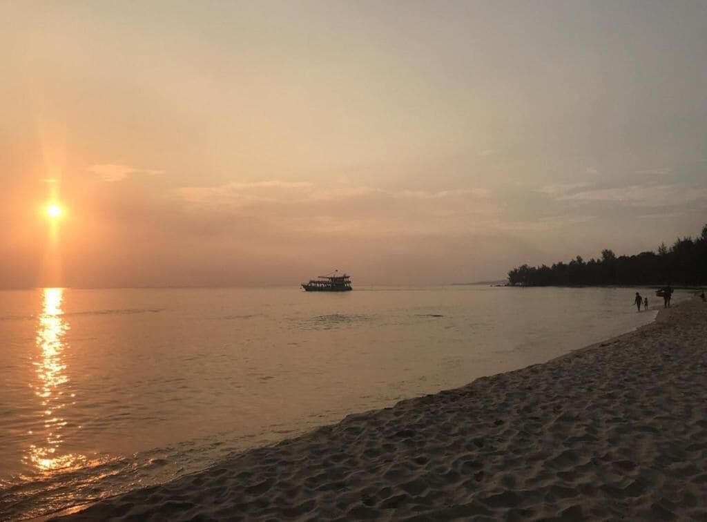 beach nearby, white sand, free beach shuttle