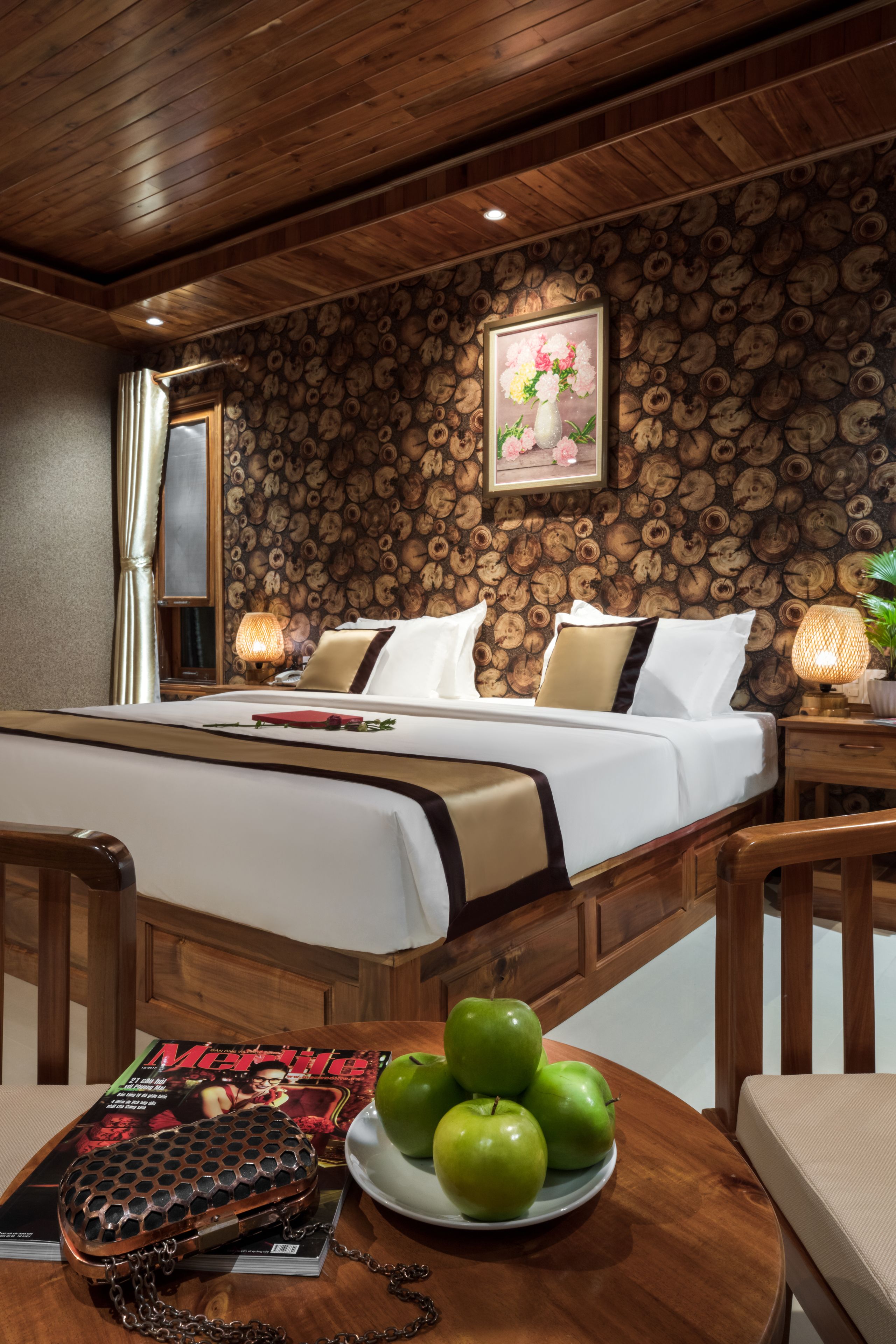 deluxe room, 1 king bed, pool view | premium bedding, minibar, in-room safe, desk