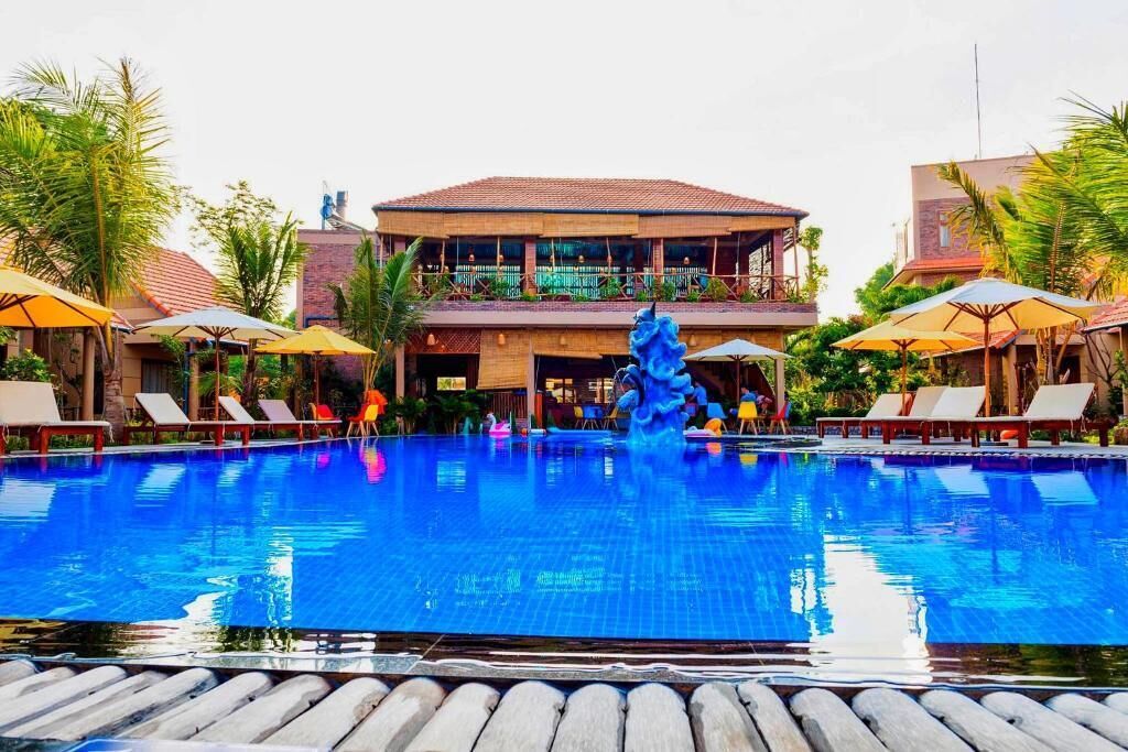 breakfast, lunch, dinner served; local and international cuisine