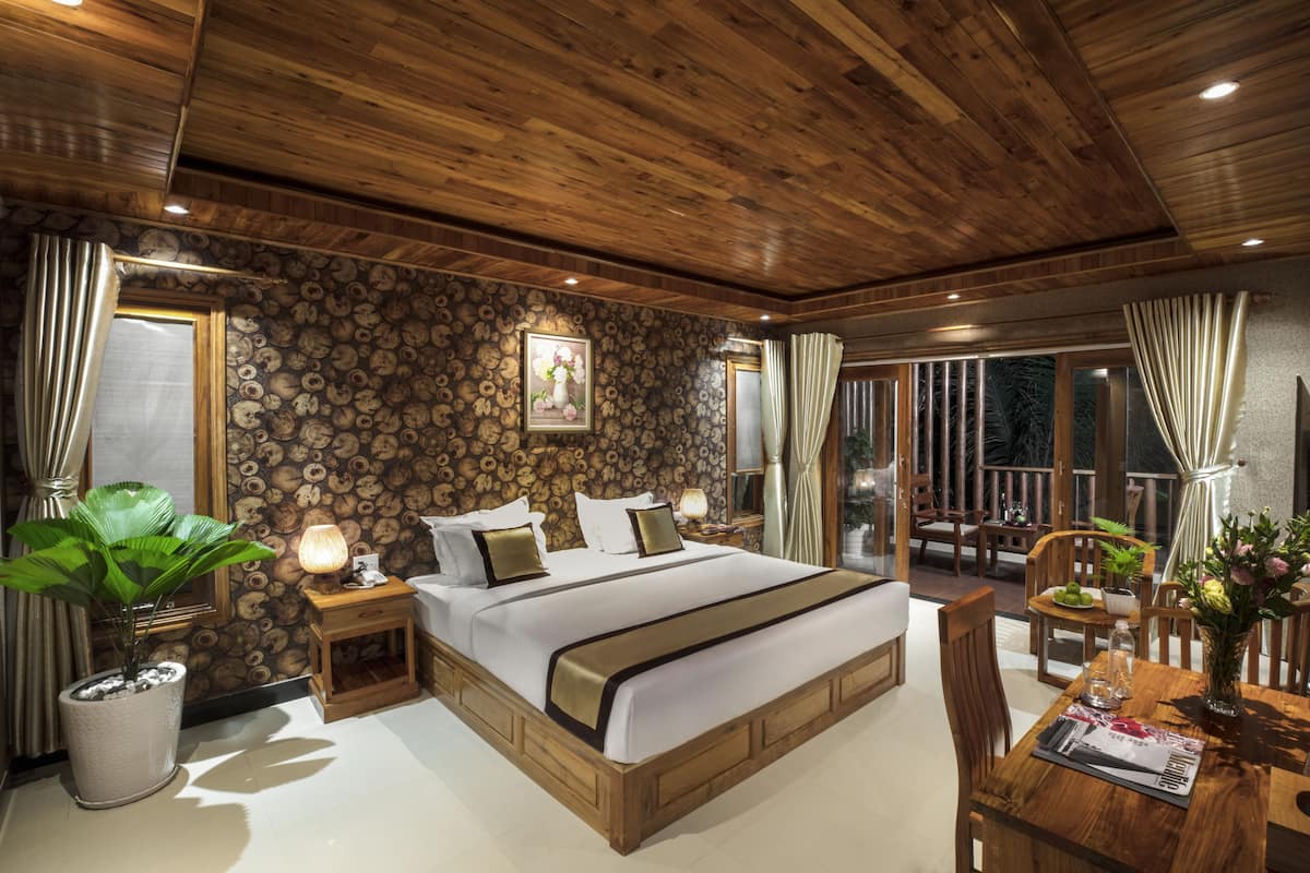 Deluxe Room, 1 King Bed, Pool View