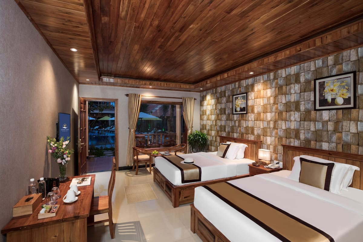 Deluxe Room, 2 Double Beds, Pool View