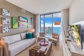 TV, offices - Elegant retreat w/ ocean views & 2 pools (Hollywood)