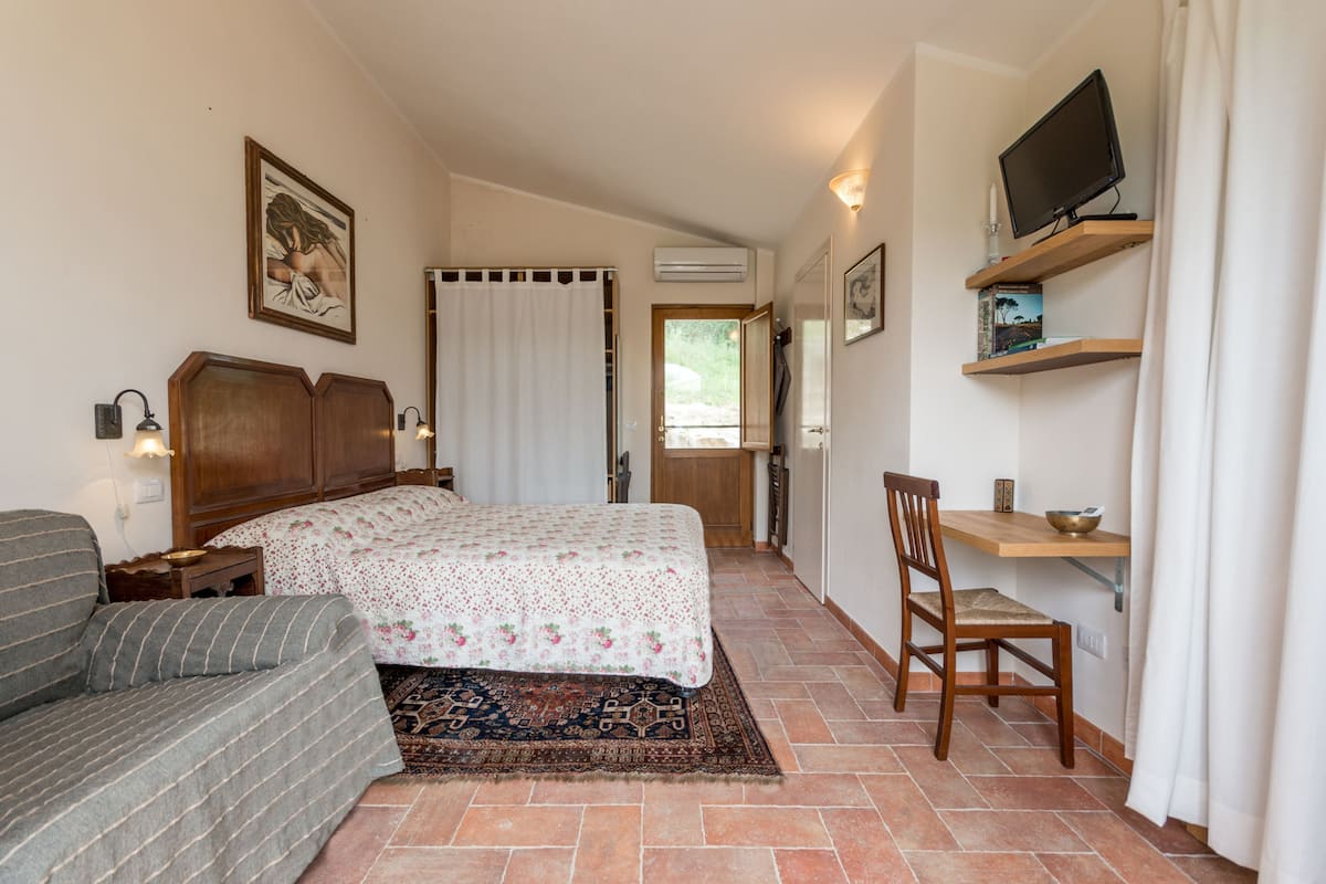 Deluxe Studio (La Vigna) | Cadar kapas Mesir, peralatan tempat tidur premium, gebar bulu kapas 