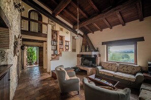 独特别墅, 5 间卧室, 泳池景观 | 起居区 | 21-英寸LED 电视 （配备有线频道）、壁炉