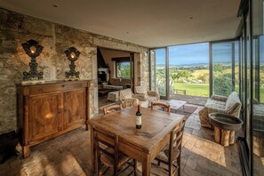 Villa exclusiva, 5 habitaciones, vistas a la piscina | Zona de estar | Televisión LED de 21 pulgadas con canales por cable, una chimenea