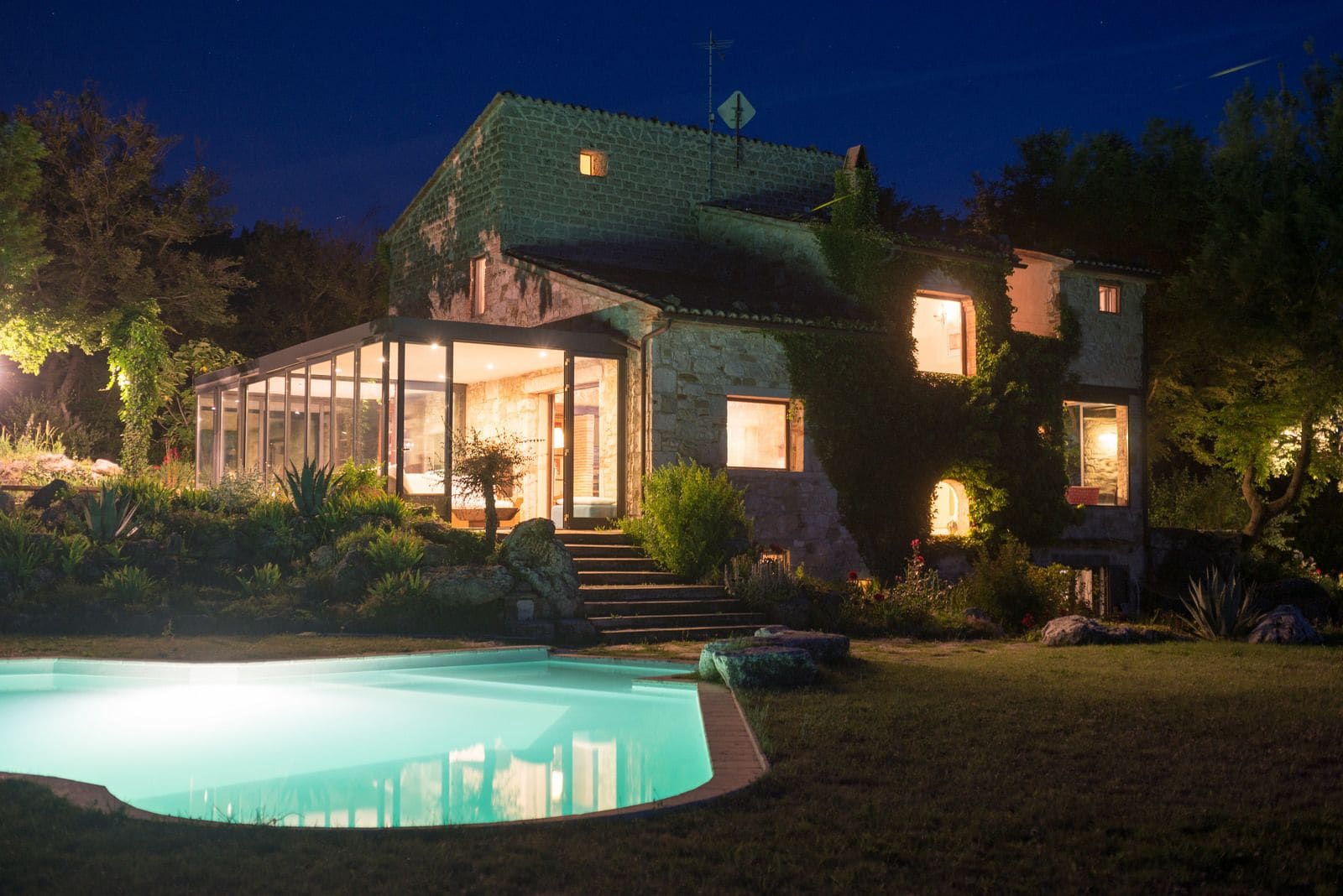 Kauden mukainen ulkouima-allas, luonnonallas, aurinkotuoleja