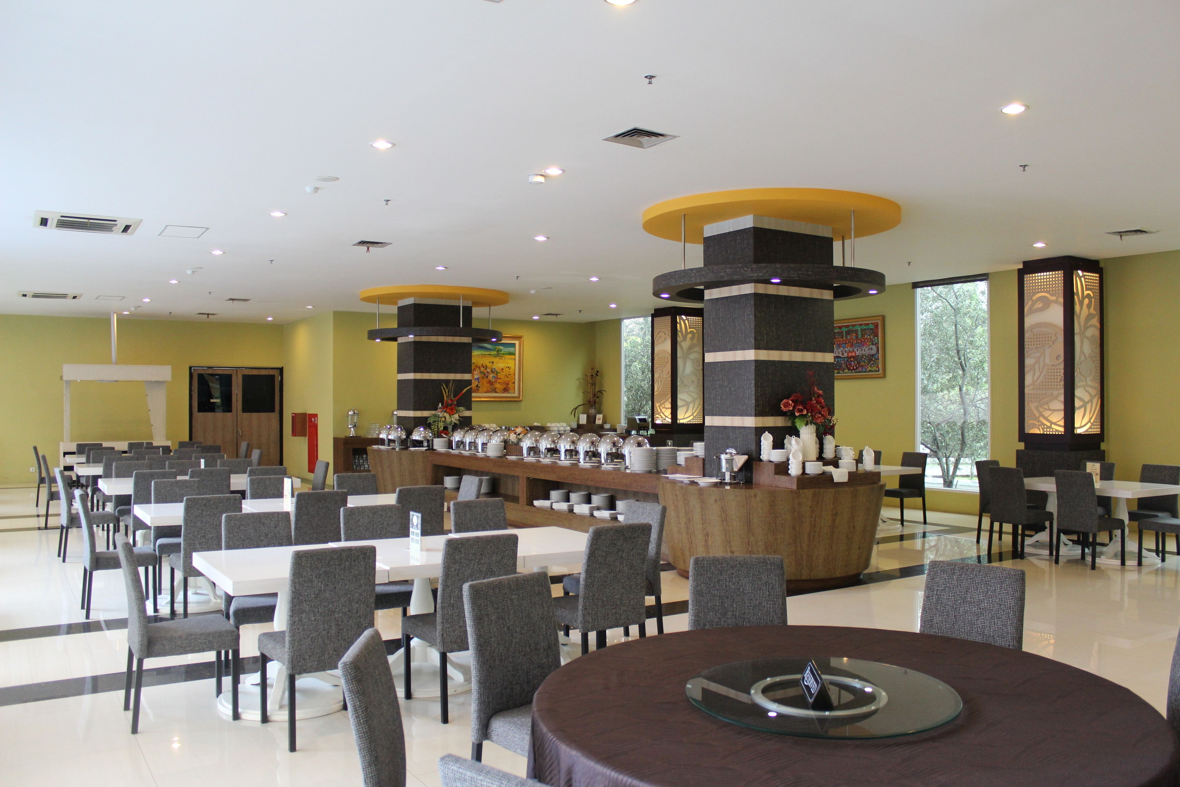 Breakfast, lunch and dinner served