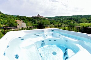 Villa superior, hidromasaje, vista al parque | Tina de hidromasaje privada