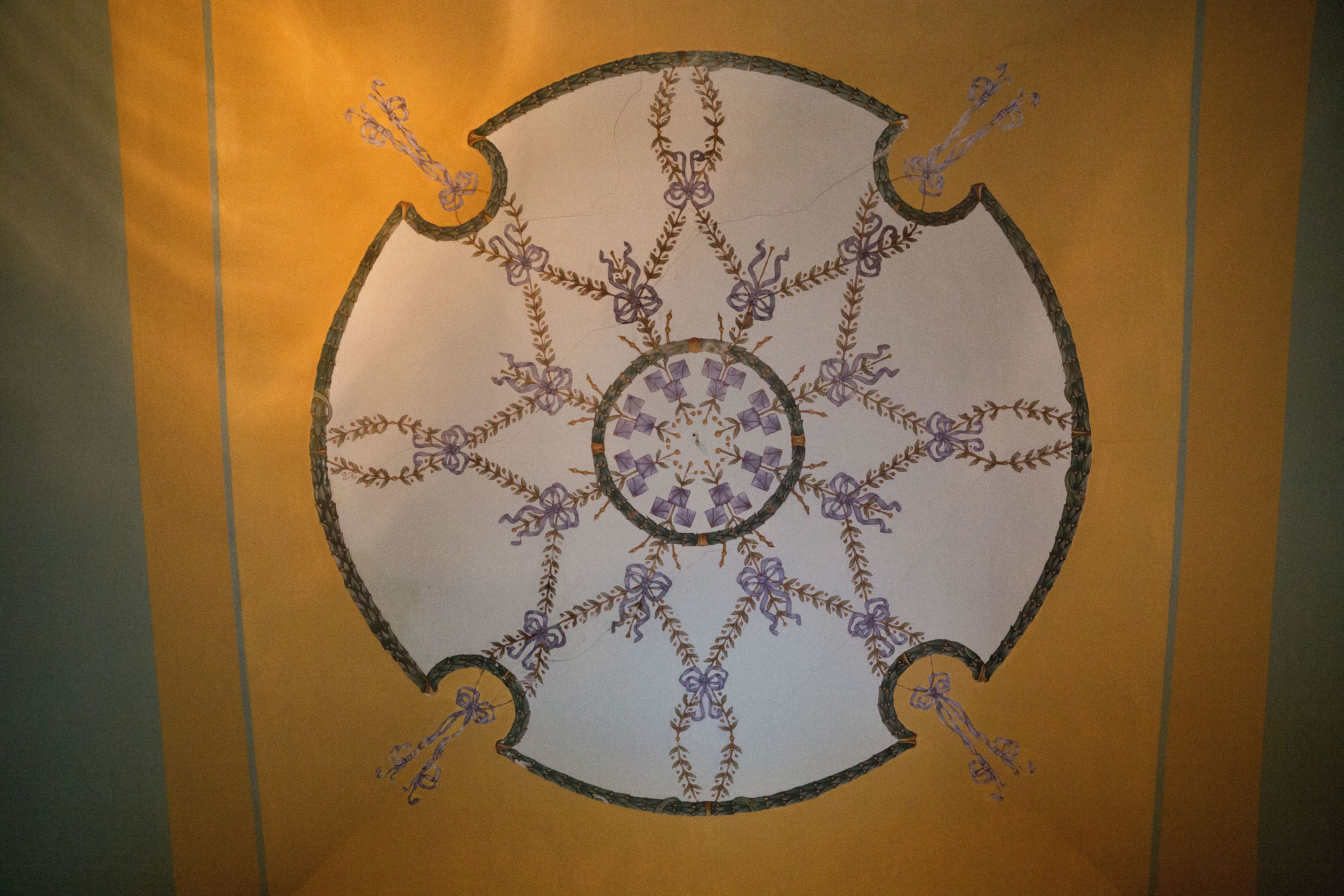 Un diseño circular con un motivo central y patrones simétricos que se expanden hacia el exterior.