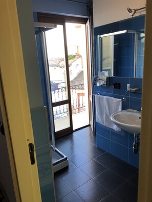 Dobbeltrom | Bad | Dusj, toalettartikler (inkludert), hårføner og badekåper