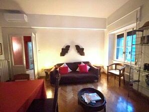 Appartement, 3 slaapkamers | Woonruimte | Flatscreentelevisie