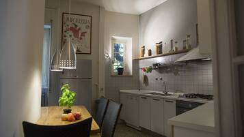 Apartment, 3 Bedrooms | Private kitchen | Fridge, oven, stovetop, cookware/dishes/utensils