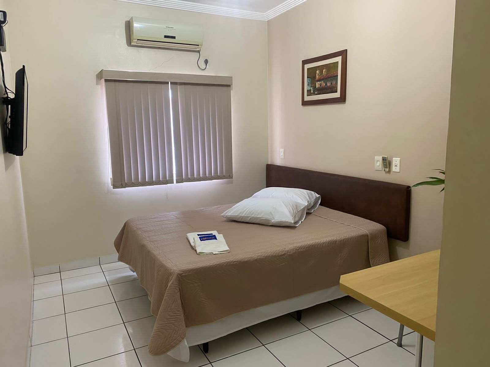Minibar, tabla de planchar con plancha y wifi gratis 