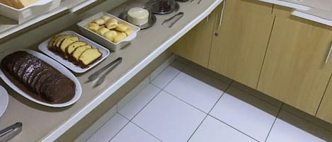 Buffet déjeuner gratuit tous les jours