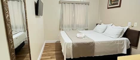 Quarto casal | Frigobar, ferros/tábuas de passar roupa, Wi-Fi de cortesia