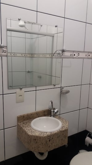 Twin Room | Bathroom | Shower, free toiletries, hair dryer, towels