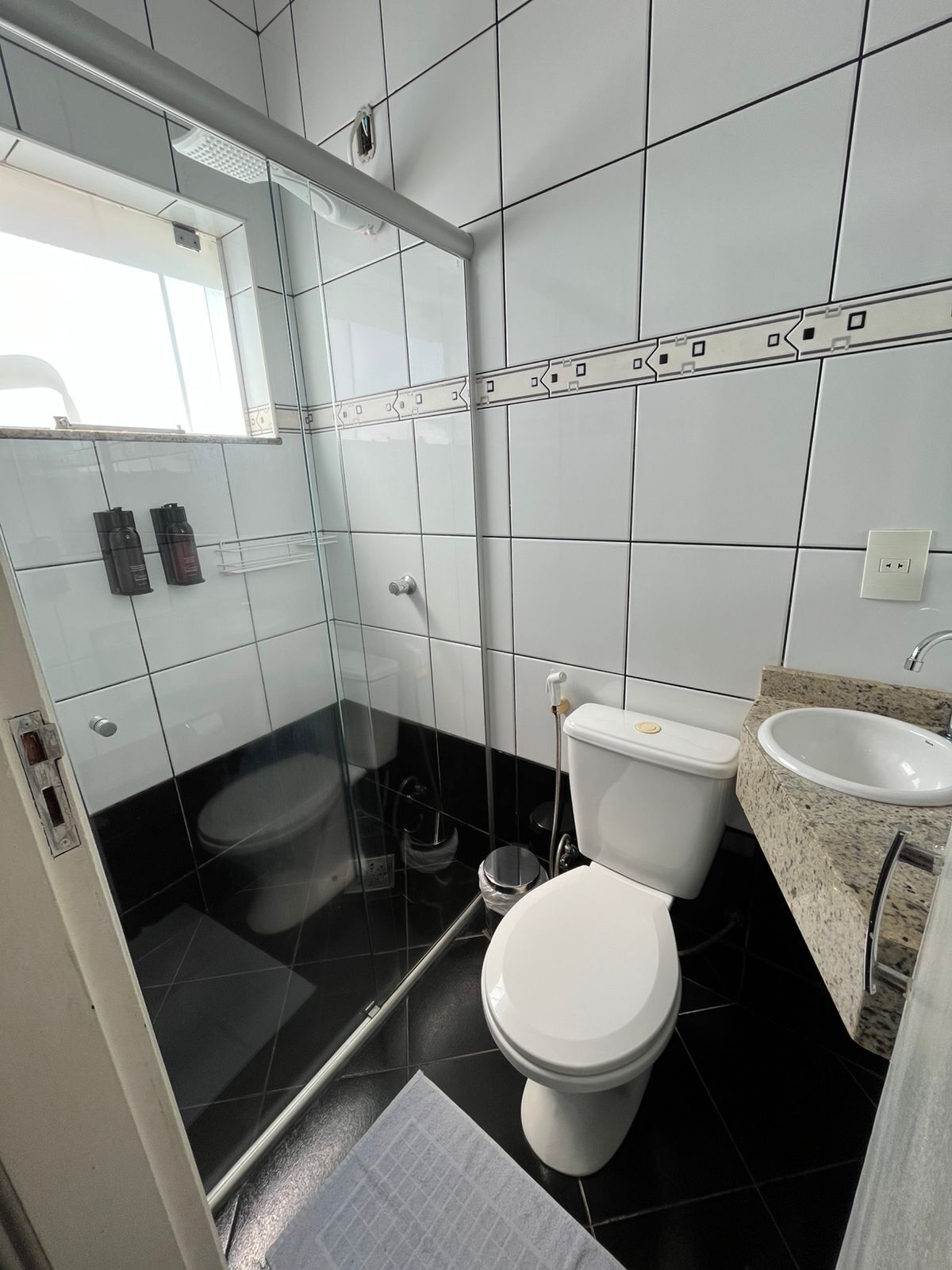 Quarto solteiro | Banheiro | Chuveiro, produtos de toalete grátis