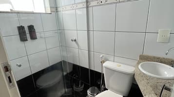 Single Room | Bathroom | Shower, free toiletries, hair dryer, towels
