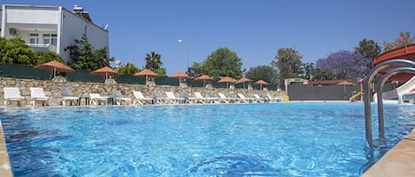 Piscine couverte, piscine extérieure, parasols de plage, chaises longues