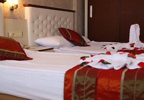 In-room safe, desk, soundproofing, iron/ironing board - Mysea Hotels Incekum (Alanya)