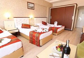 Standard-Vierbettzimmer | Zimmersafe, Schreibtisch, Bügeleisen/Bügelbrett, kostenlose Babybetten