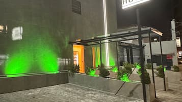 Vista frontal de la propiedad por la tarde o noche