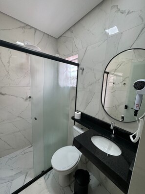 Shower, towels, soap, shampoo - HS Hotel (São Paulo)
