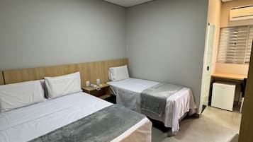 Habitación triple familiar | Baño | Regadera, toallas, jabón, shampoo