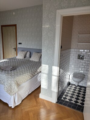 Standard-Doppelzimmer, 1 King-Bett und Schlafsofa | Badezimmer | Dusche, kostenlose Toilettenartikel, Haartrockner, Handtücher