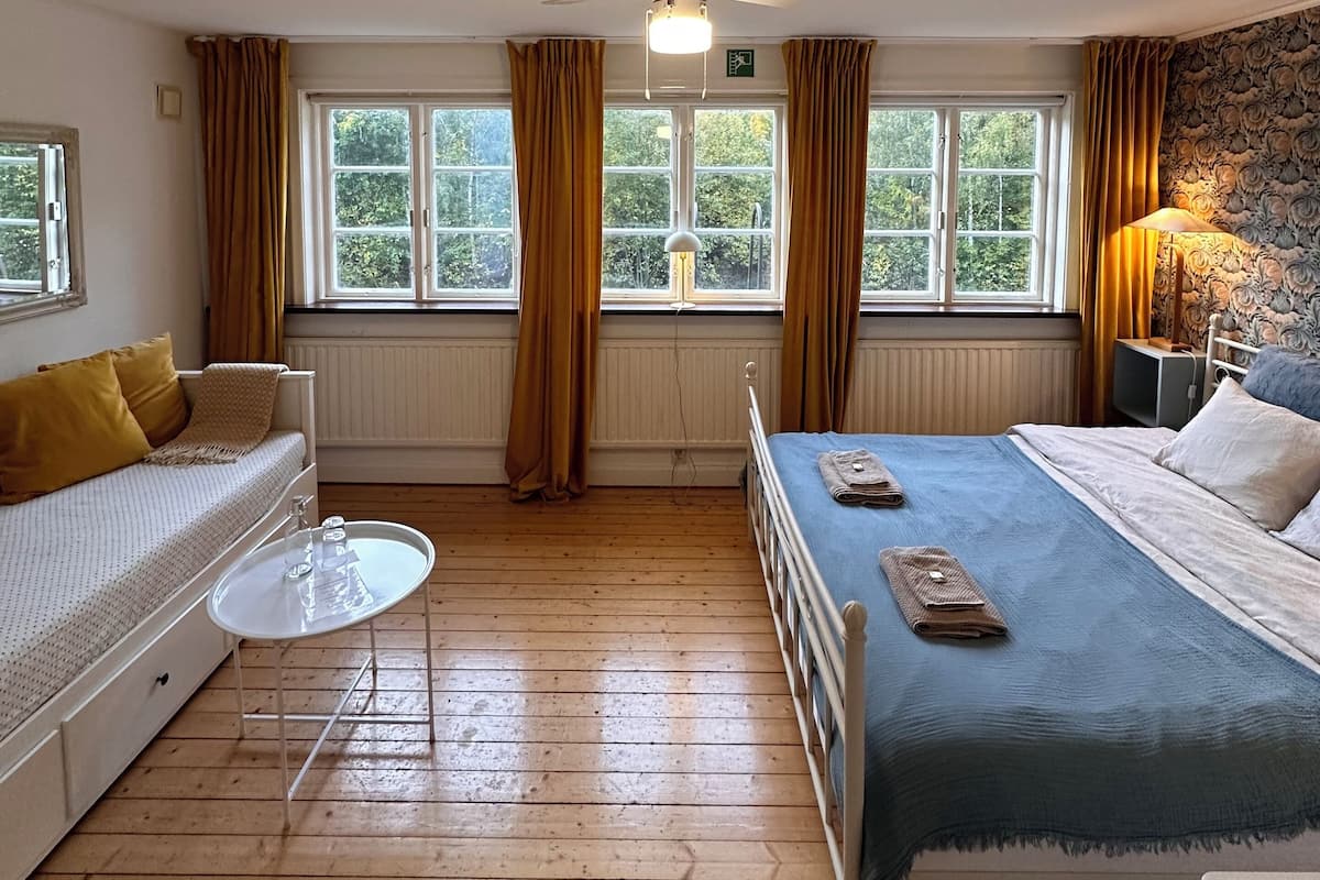 Standard Double Room - 1 King Bed (Room 2) | Individually decorated, individually furnished, iron/ironing board