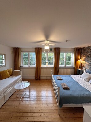 Standard-Doppelzimmer, 1 King-Bett und Schlafsofa | Individuell dekoriert, individuell eingerichtet, Bügeleisen/Bügelbrett