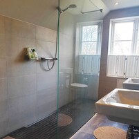 Ducha, artículos de tocador gratuitos, secador de pelo, toallas