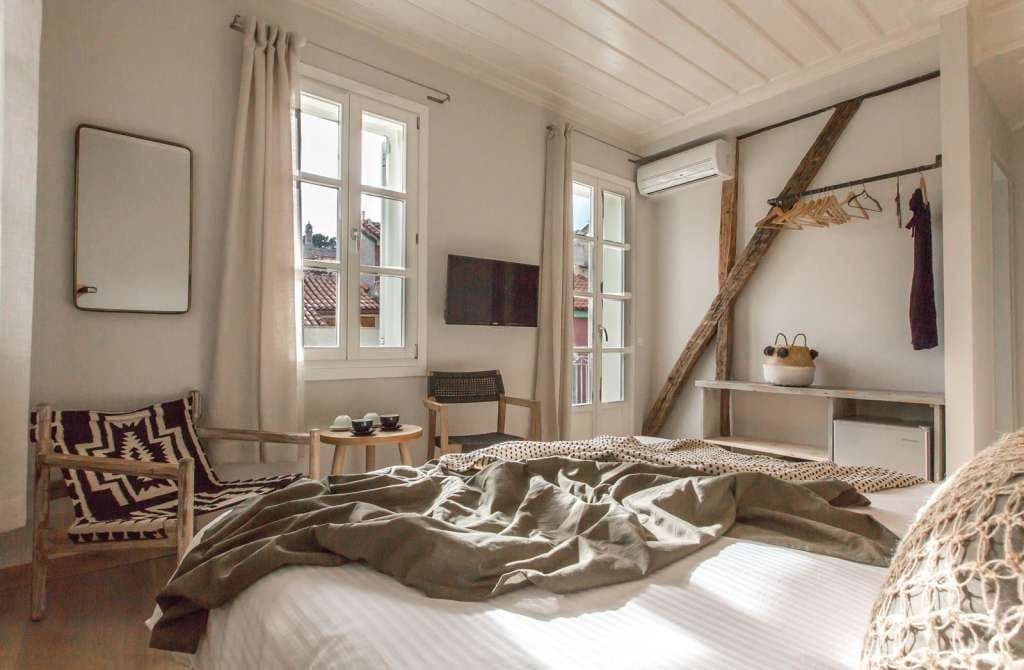 Room, Castle view (2nd Floor) | Cofres nos quartos, individualmente decorados, Wi-Fi de cortesia