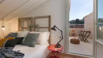 Room, Castle View (Attic - 3rd Floor) | In-room safe, individually decorated, free WiFi, bed sheets