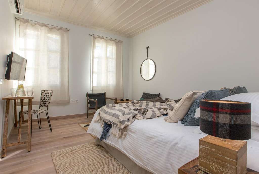 Double Room, Non Smoking (2nd Floor) | Cofres nos quartos, individualmente decorados, Wi-Fi de cortesia