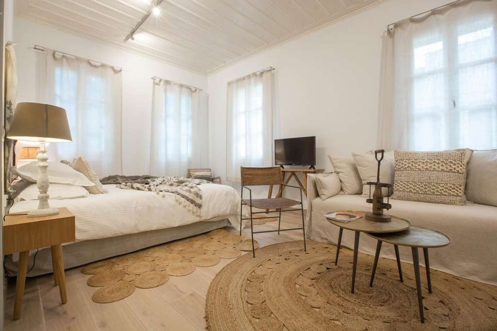 Quarto, vista para a cidade (1st Floor) | Cofres nos quartos, individualmente decorados, Wi-Fi de cortesia