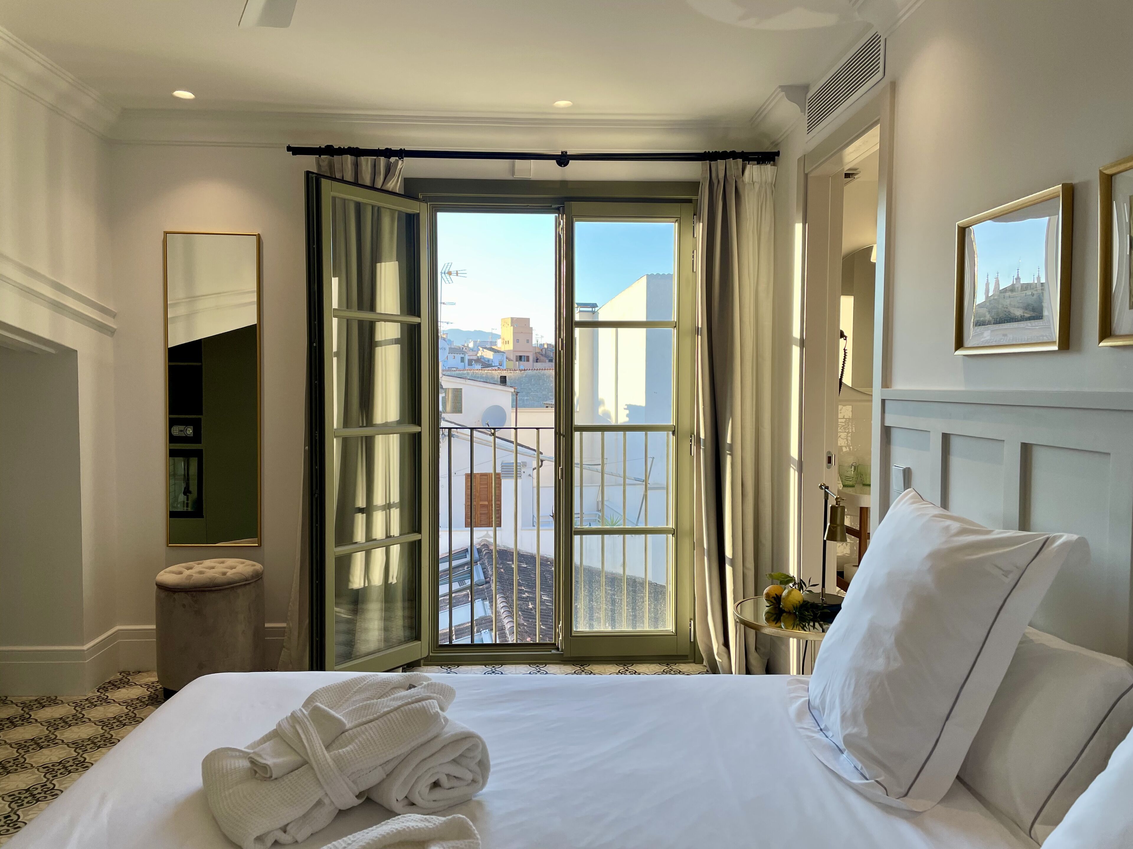 1 室のベッドルーム、高級寝具、羽毛の掛け布団、低反発ベッド