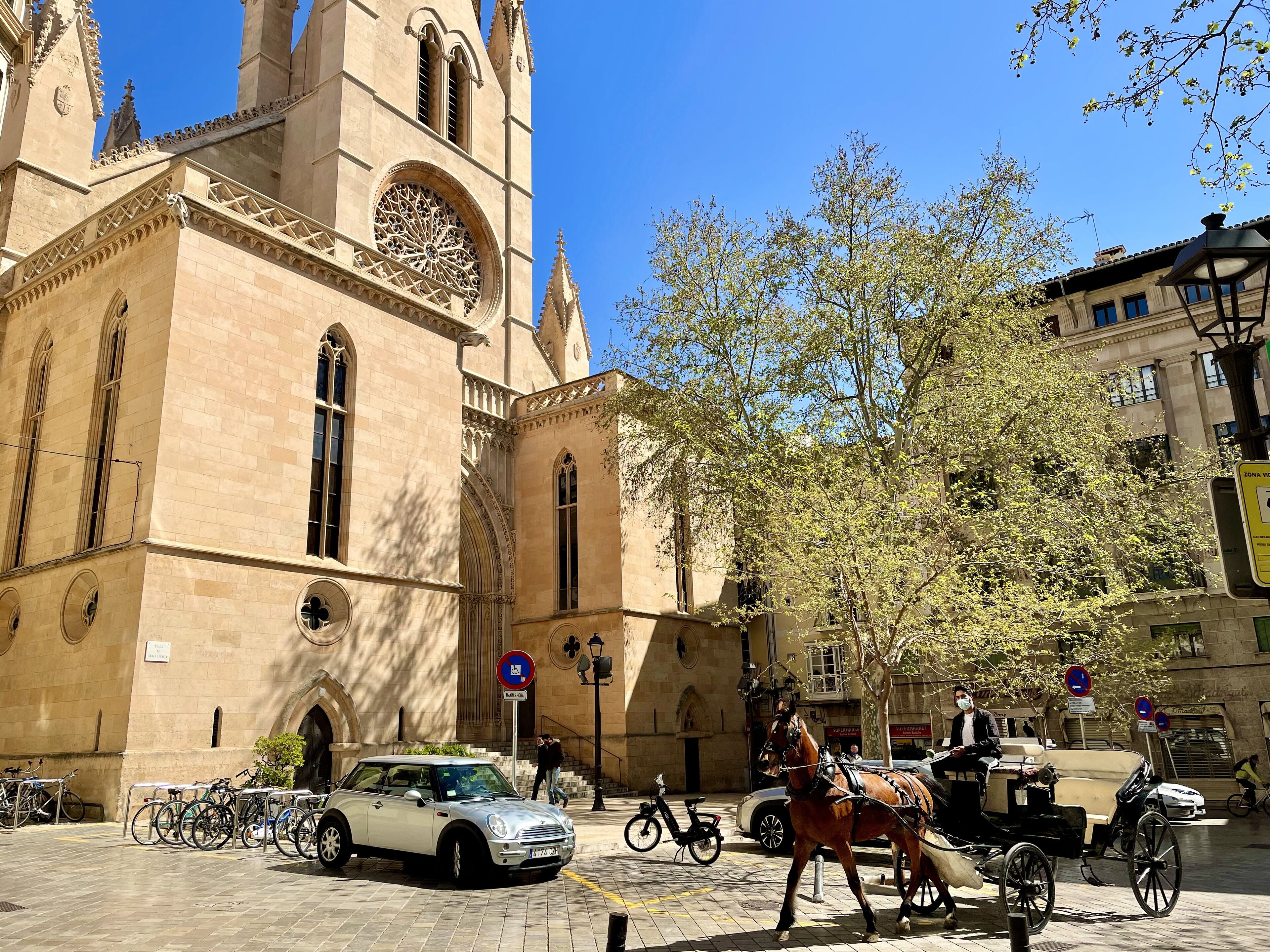 Un edificio histórico con un amplio ventanal de arco y una torre del reloj.