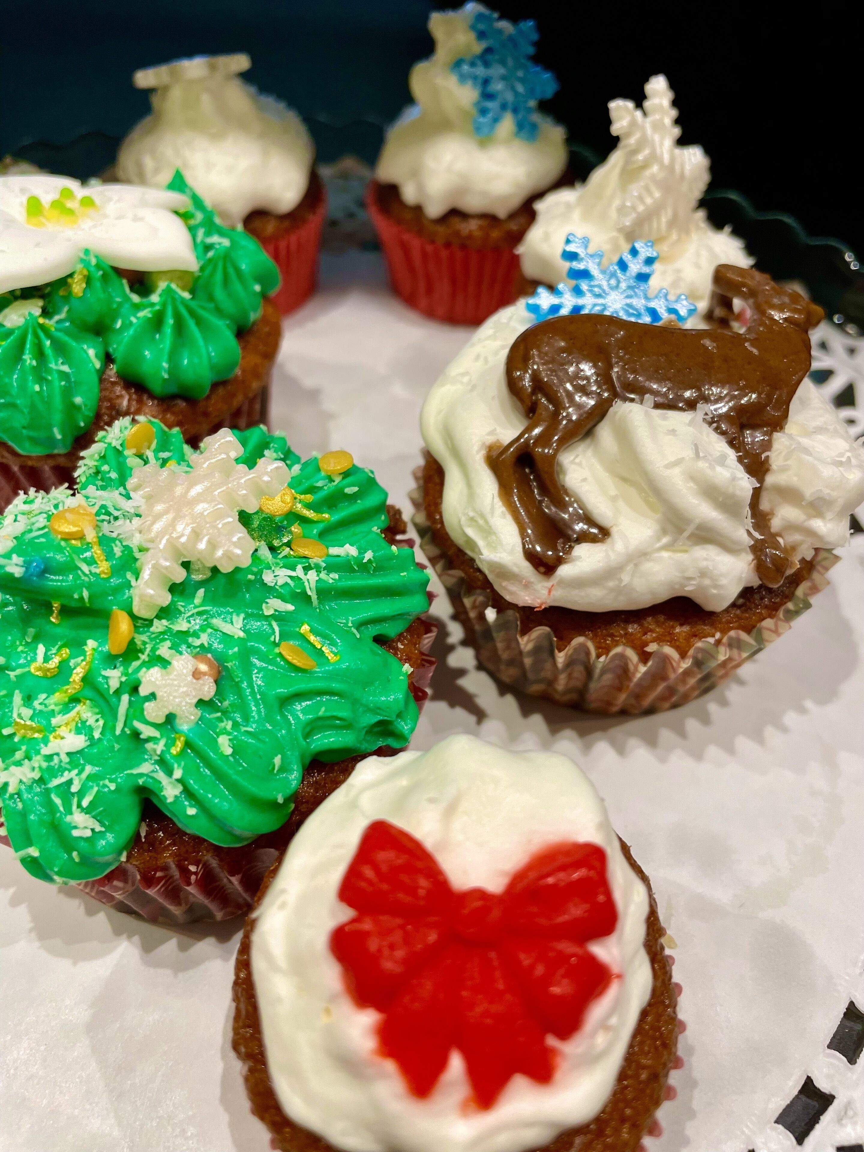 Diverse cupcakes met verschillende glazuurs en decoraties.