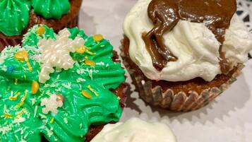 Diverse cupcakes met verschillende glazuurs en decoraties.