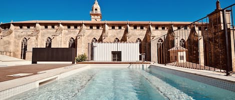 Sesongbasert utendørsbasseng og solsenger