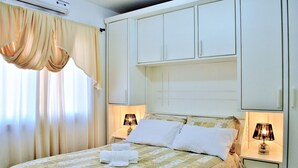 Apartment | 3 bedrooms, iron/ironing board, cribs (surcharge), WiFi (free)
