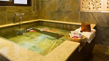 Deluxe Cabin, Garden View | Bathroom | Combined shower/bathtub, jetted bath, free toiletries, hair dryer